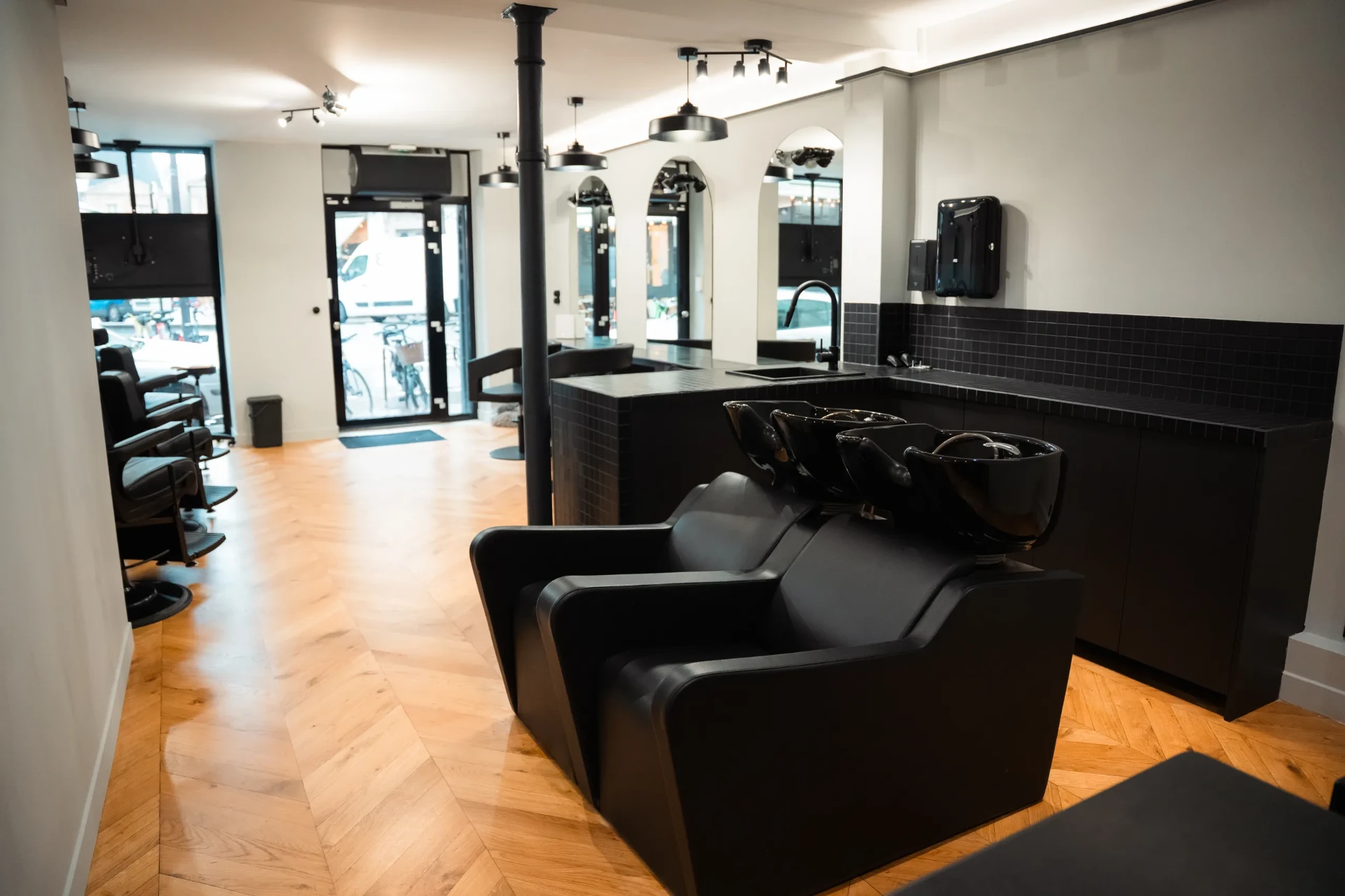 Intérieur de l'espace VOLTA, coworking beauté à Paris Le Marais avec arches en pierre et fauteuil barbier